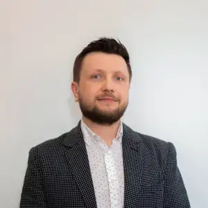 Psycholog, pedagog, coach.

Szymon Kornaś

Od ponad 10 lat pracuje jako psycholog z młodzieżą i dorosłymi.
Wspiera w rozwoju osobistym - realizuje doradztwo personalne poprzez diagnozę psychologiczną i zawodową.