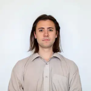 Koordynator Wolontariuszy.

Szymon Bukowski

Pełni funkcję koordynatora wolontariuszy w Stowarzyszeniu Kombinat Aktywności Społecznej, gdzie z zaangażowaniem wspiera rozwój młodzieżowych inicjatyw. Jest studentem psychologii oraz aktywistą, który od lat pracuje z młodzieżą, pomagając im w rozwijaniu kompetencji i realizacji projektów społecznych. W trakcie swojej kariery zawodowej miał okazję zarządzać projektami finansowanymi z dotacji unijnych, zdobywając cenne doświadczenie w obszarze koordynacji i zarządzania. Ponadto brał udział w programie Erasmus for Entrepreneurs w Hiszpanii, gdzie poszerzał swoje umiejętności w zakresie przedsiębiorczości i innowacji społecznych. Obecnie kieruje zespołem wolontariuszy w Naszym Stowarzyszeniu, dążąc do wdrażania nowoczesnych rozwiązań i młodzieżowych innowacji na terenie Radomia.