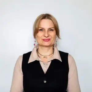 Prezeska Stowarzyszenia.

Agnieszka Sekulska



Ekonomistka, absolwentka Szkoły Trenerów Biznesu TROP oraz Gdańskiej Fundacji Kształcenia Menedżerów. Specjalizuje się w współpracy z podmiotami realizującymi przedsięwzięcia finansowane ze środków Unii Europejskiej (samorząd terytorialny, przedsiębiorcy i organizacje pozarządowe). Doświadczony trener i doradca (akredytacja Polskiej Agencji Rozwoju Przedsiębiorczości od 2004 roku). Trener (2003-2007) i konsultant (2006-2007) Krajowego Systemu Usług dla Małych i Średnich Przedsiębiorstw funkcjonującego w ramach Polskiej Agencji Rozwoju Przedsiębiorczości. W latach 2005-2007 trener i doradca Regionalnego Ośrodka Europejskiego Funduszu Społecznego (akredytacja Polskiej Agencji Rozwoju Przedsiębiorczości). Posiada doświadczenie w realizacji projektów finansowanych ze środków budżetu państwa, samorządowych oraz UE, takich jak Program Phare 2003 i fundusze strukturalne: SPO RZL, ZPORR, PO KL (FIO, Phare 2003, SPO RZL 1.6, SPO RZL 1.1, ZPORR 2.3, LEADER+; EQUAL, PO KL: 6.1.1, 8.1.1, 8.1.2, 9.1.2, 9.2, 9.5). Programy przeznaczone dla osób bezrobotnych, zagrożonych utratą pracy, poszukujących pracy, odchodzących z rolnictwa, a także programy ukierunkowane na rozwój terenów wiejskich i instytucji aplikujących o środki unijne, m.in. Centrum Rozwoju Lokalnego – Regionalny Ośrodek Szkoleniowy EFS na Podkarpaciu (2005-2006) oraz Regionalny Ośrodek EFS w Rzeszowie (2007).