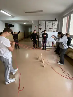 Prowadzą warsztaty w szkołach.
Warsztaty są przeprowadzane z zakresu psychoedukacji oraz motywacyjno - rozwojowe.