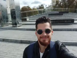 Dzięki wolontariatowi nie tylko zdobyłem cenne doświadczenie, ale też bez problemu wyrobiłem niezbędną liczbę godzin i zaliczyłem obowiązkowe praktyki studenckie! 🎉 Na początku miałem wątpliwości, czy pogodzę to z zajęciami na studia, ale Stowarzyszenie dało mi pełną elastyczność czasową

Mikołaj Tarka
Student psychologii, wiceprezes stowarzyszenia sportowego