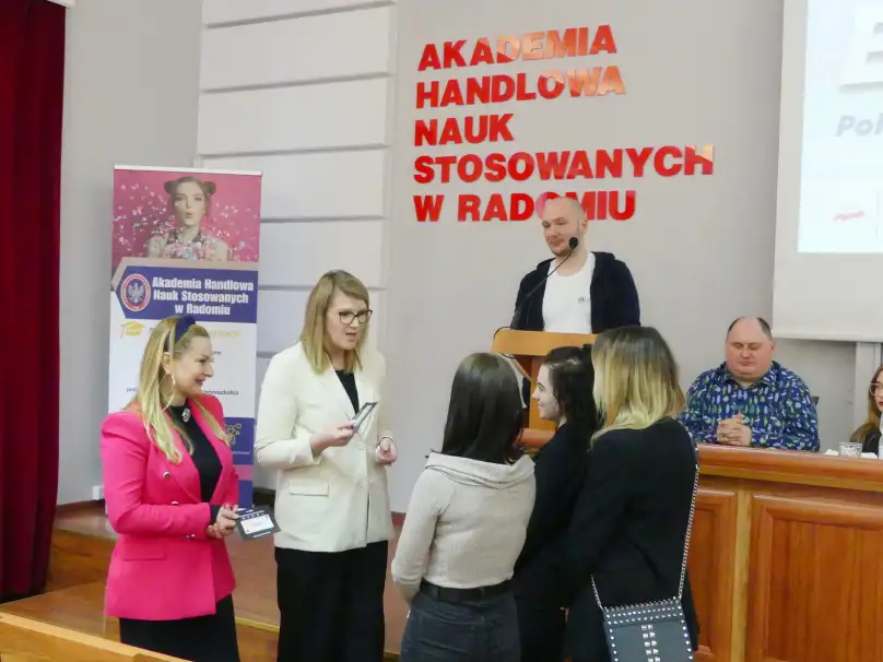 Wręczenie nagród na scenie auli Akademii Handlowej Nauk Stosowanych w Radomiu