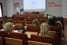 Widok z końca auli na słuchaczy i prelegenta podczas wykładu