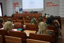 Widok z końca auli na słuchaczy i prelegenta podczas wykładu