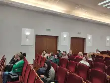 Słuchacze na sali przed rozpoczęciem wystąpienia