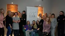 Członkowie i wolontariusze Stowarzyszenia KAS przy roll-upie z logo